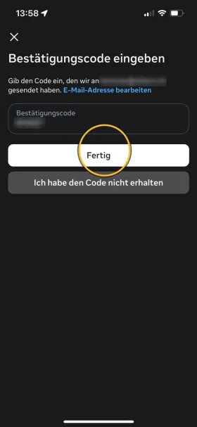 Eingabe des Bestätigungscodes. E-Mail-Adresse und Code sind unkenntlich gemacht. Markiert: «Fertig».