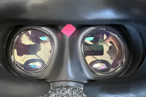 Dieselbe Ansicht, der Näherungssensor ist mit einem kleinen pinkfarbenen Haftnotizzettel abgedeckt.